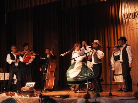 Prireditev Druži naju ples in petje z mednarodno udeležbo 27